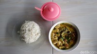 Rumah makan ini menjual makanan seperti pecel ayam, soto ayam, nasi campur ikan dan bakso. 