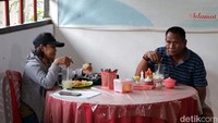 Harga makanan di sini mulai Rp 20 ribu hingga 35 ribu rupiah. 