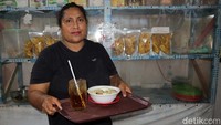 Rumah makan ini dimiliki oleh Olvi Luarmasse seorang nasabah BRI.
