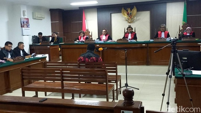 Ketua Dewan Adat Paniai Jhon NR Gobay saat jadi saksi kasus pelanggaran HAM berat Paniai.