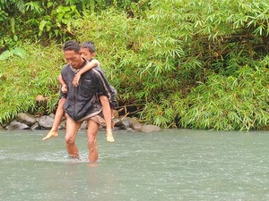 Jembatan Putus, Siswa di Mendoyo Harus Digendong Ortu Seberangi Sungai