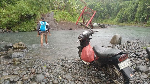 Kondisi jembatan gantung Nusamara, Desa Yehembang Kangin, Kecamatan Mendoyo, yang putus total sejak hampir setahun lalu.
