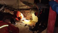 Isnawa mengatakan kejadian bermula ketika hujan deras membuat gorong-gorong meluap. Air pun menggenangi area sekolah.Kejadian bermula saat hujan deras menyebabkan air gorong-gorong meluap, dan menggenangi area sekolah MTsN 19, ujarnya.  (Brigitta Belia Permata Sari/detikcom)