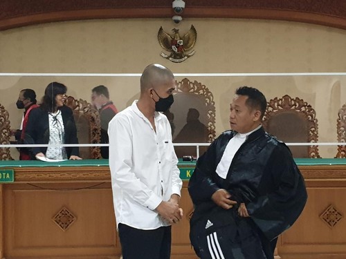 Terdakwa korupsi Bumdes Kertha Jaya Desa Besan, Kecamatan Dawan, Kabupaten Klungkung I Komang Nindya Satnata (baju putih) saat menjalani sidang perdana di Pengadilan Tipikor Denpasar