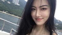 Kala merayakan ulang tahunnya ke-26, ia tampak dicium bibirnya oleh aktor Mandarin, Eric Tsang yang berusia 69 tahun. Dok. Instagram