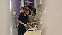 Anggota parlemen Lebanon Cynthia Zarazir (kiri) berada di dalam cabang Byblos Bank Antelias di utara Beirut menuntut akses ke tabungannya dan menolak meninggalkan bank tanpa uangnya. Joseph Eid/AFP/Getty Images