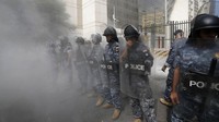 Polisi anti huru hara Lebanon berjaga di depan gedung Bank Sentral, di mana para demonstran anti-pemerintah berunjuk rasa menentang Gubernur Bank Sentral Lebanon Riad Salameh. AP/Hassan Ammar