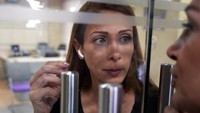 Cynthia Zarazir berbicara dengan seorang pendukung saat dia berdiri di dalam cabang Bank Byblos dekat ibu kota Beirut. Dia menuntut $8.500 dari tabungannya untuk menutupi biaya operasi. Bank-bank Lebanon memberlakukan batasan informal pada penarikan tunai sejak akhir tahun 2019. Karenanya, tiga perempat populasi jatuh ke dalam kemsikinan dan pound Lebanon kehilangan sekitar 90 persen nilainya terhadap dolar AS. AP/Bilal Hussein