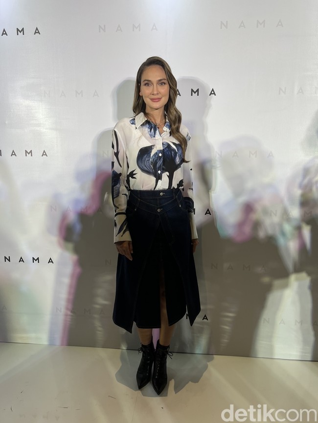 Saat menghadiri acara lini kosmetiknya, Nama Beauty, pada 6 Oktober 2022 di Kaum Jakarta, Luna Maya membeberkan rahasia awet mudanya. Tak hanya rajin menggunakan skincare, Luna juga rutin melakukan beragam perawatan di klinik kecantikan. Foto: Wolipop/Vina Oktiani