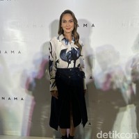 Saat menghadiri acara lini kosmetiknya, Nama Beauty, pada 6 Oktober 2022 di Kaum Jakarta, Luna Maya membeberkan rahasia awet mudanya. Tak hanya rajin menggunakan skincare, Luna juga rutin melakukan beragam perawatan di klinik kecantikan. Foto: Wolipop/Vina Oktiani