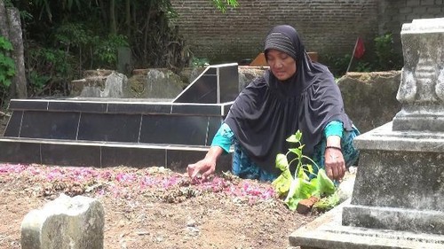 Makam Aremian Jember korban Tragedi Kanjuruhan Faiqotul HIkmah