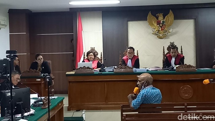 Mantan Kepala Distrik Paniai Timur, Paniai, Pius Gobay saat jadi saksi dalam sidang kasus pelanggaran HAM berat Paniai di PN Makassar.