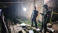 Polisi saat mendatani tempat septic tank yang menjadi tempat penguburan satu keluarga di Way Kanan, Lampung. (Foto: Istimewa)
