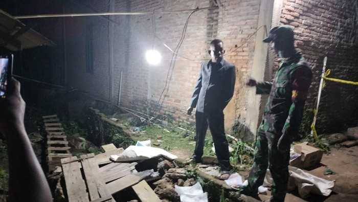 Polisi saat mendatangi lokasi penemuan mayat dalam septic tank. (Foto: Istimewa)