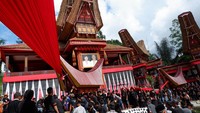 Sejumlah keluarga yang berduka dan warga mengarak jenazah untuk disimpan di lakian (tempat menyemayamkan jenazah sementara) saat prosesi Mapasonglo. Masyarakat Toraja memandang kematian sebagai perpindahan orang dari dunia ke tempat alam roh untuk peristirahatan (Puya). Maka, untuk mencapai tujuan itu, mayat harus diperlakukan dengan baik oleh keluarga yang ditinggalkan.