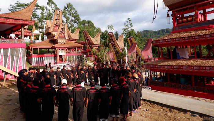 Sejumlah keluarga yang berduka dan warga mengarak jenazah untuk disimpan di lakian (tempat menyemayamkan jenazah sementara) saat prosesi Mapasonglo di Gandangbatu Sillanan, Tana Toraja, Sulawesi Selatan, Selasa (4/10/2022). Mapasonglo atau prosesi arak-arakan jenazah keliling kampung tersebut merupakan rangkaian upacara kematian atau Rambu Solo yang hanya bisa diadakan oleh masayarakat bangsawan Toraja. ANTARA FOTO/Sakti Karuru/tom.