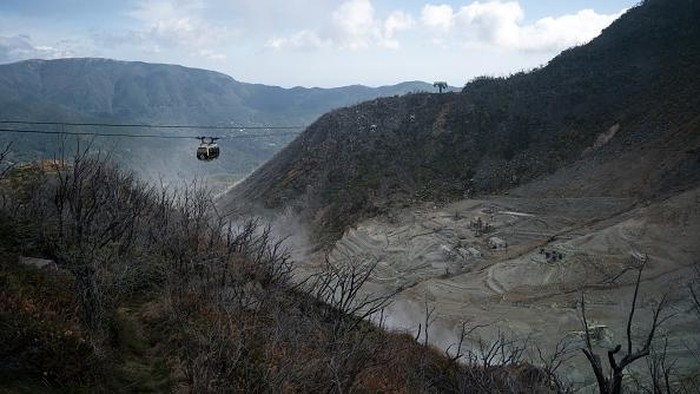 Kereta gantung berjalan di atas lembah vulkanik Owakudani di Hakone, Jepang, Selasa (4/10/2022) waktu setempat.