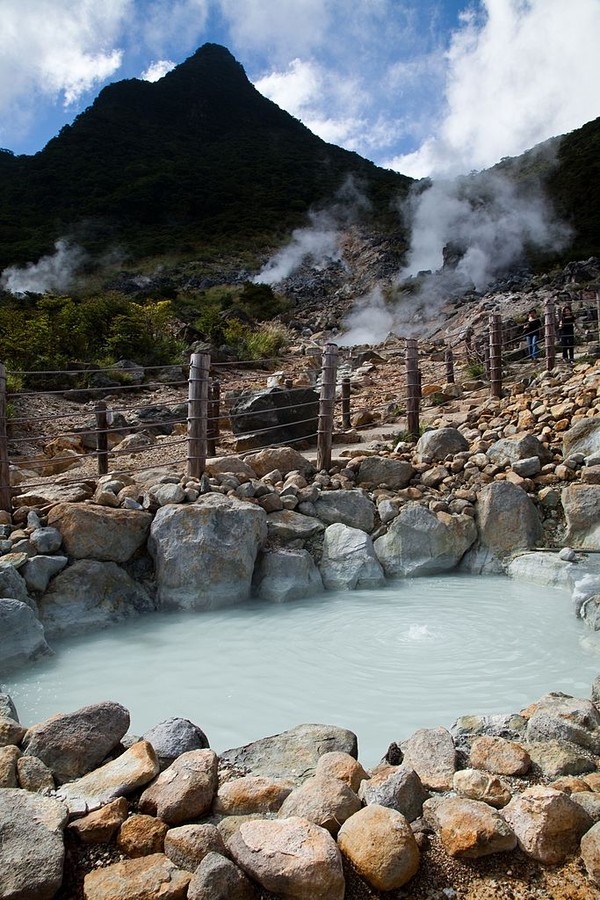 Salah satu kolam air panas di Owakudani, Hakone, Jepang. Owakudani juga terkenal dengan pemandian air panasnya. (John S Lander/Getty Images)  