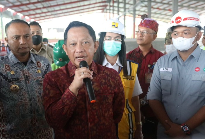 Menteri Dalam Negeri (Mendagri) Tito Karnavian meninjau langsung progres pembangunan Tempat Pengelolaan Sampah Terpadu (TPST) Kesiman Kertalangu di Kota Denpasar, Provinsi Bali.