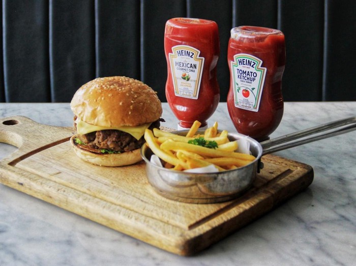 Menu burger dan french fries.