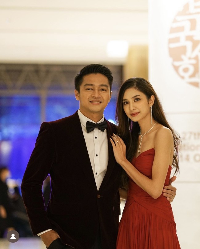 Deva Mahendra tampil memakai setelan jas velvet berwarna burgundy karya desainer Rusli Hadiwinata. Sedangkan Mikha Tambayong memakai gaun berekor panjang ‘hand pleated chiffon silk in crimson red’ rancangan desainer Jeffrey Tan. Foto: Instagram