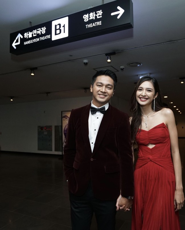 Teluh Darah baru akan dirilis di Disney+ Hotstar pada 2023 mendatang. Sinopsisnya mengikuti kisah Mikha dan Deva sebagai Wulan dan Esa, dua orang dari keluarga berbeda yang menyaksikan keluarga mereka menjadi target serangan ilmu hitam. Foto: Instagram