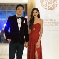 Mikha Tambayong dan Deva Mahendra sekaligus mewakili jajaran pemain dan sineas yang berada di balik produksi Teluh Darah. Pasangan artis itu pun membuat penggemar bangga karena mewakili Indonesia di ajang festival film bergengsi Korea Selatan. Foto: Instagram