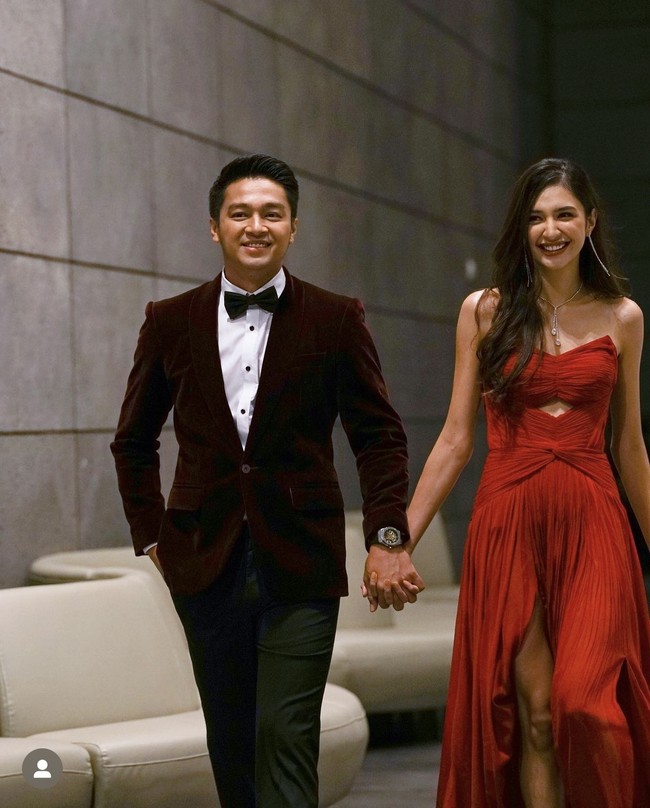 Tak sendiri, Mikha Tambayong ditemani kekasihnya Deva Mahendra yang juga diundang menghadiri Busan International Film Festival 2022. Keduanya pun saling membagikan foto mesra di Instagram. Foto: Instagram