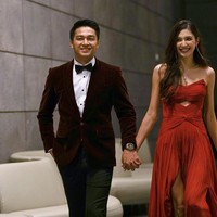 Tak sendiri, Mikha Tambayong ditemani kekasihnya Deva Mahendra yang juga diundang menghadiri Busan International Film Festival 2022. Keduanya pun saling membagikan foto mesra di Instagram. Foto: Instagram