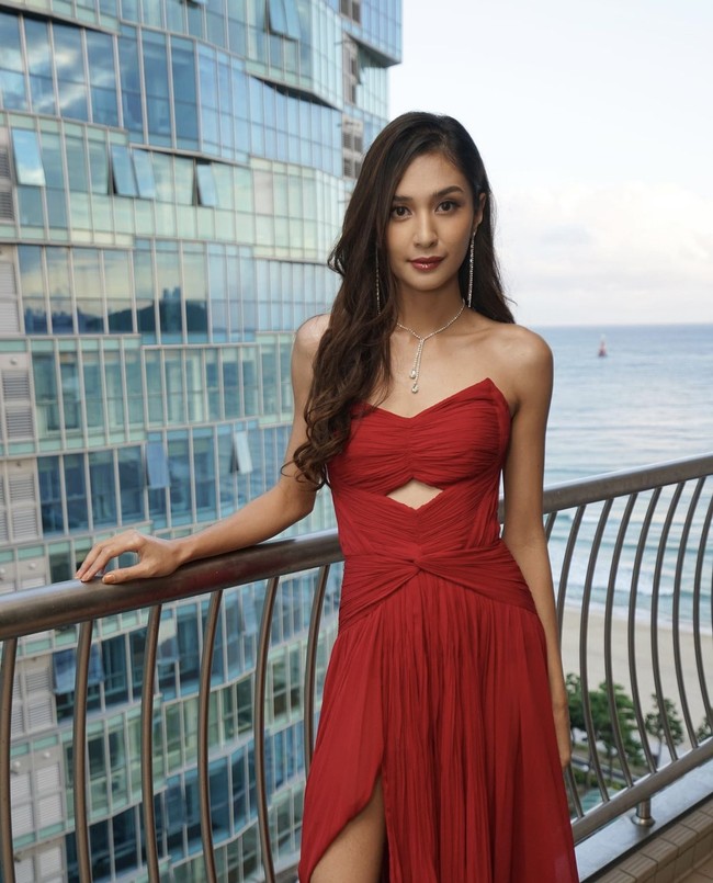 Soal makeup, Mikha mempercayakan makeup artist Indonesia yang tinggal di Korea Selatan, Marcelarin. Wajahnya terlihat memesona dengan polesan makeup bold. Foto: Instagram