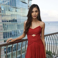 Soal makeup, Mikha mempercayakan makeup artist Indonesia yang tinggal di Korea Selatan, Marcelarin. Wajahnya terlihat memesona dengan polesan makeup bold. Foto: Instagram