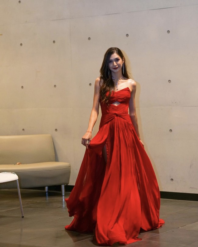 Penampilan Mikha Tambayong dilengkapi dengan set berlian mewah berupa kalung dan anting-anting panjang yang menjuntai. Dia menggerai rambutnya yang ditata ke samping, menampilkan leher jenjangnya. Foto: Instagram