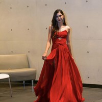 Penampilan Mikha Tambayong dilengkapi dengan set berlian mewah berupa kalung dan anting-anting panjang yang menjuntai. Dia menggerai rambutnya yang ditata ke samping, menampilkan leher jenjangnya. Foto: Instagram