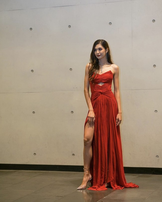 Mikha Tambayong menghadiri festival film bergengsi Korea Selatan yang digelar tahunan di Busan, Rabu (5/10/2022). Sang aktris terlihat memesona dalam balutan sleeveless dress berwarna merah menyala. Foto: Instagram