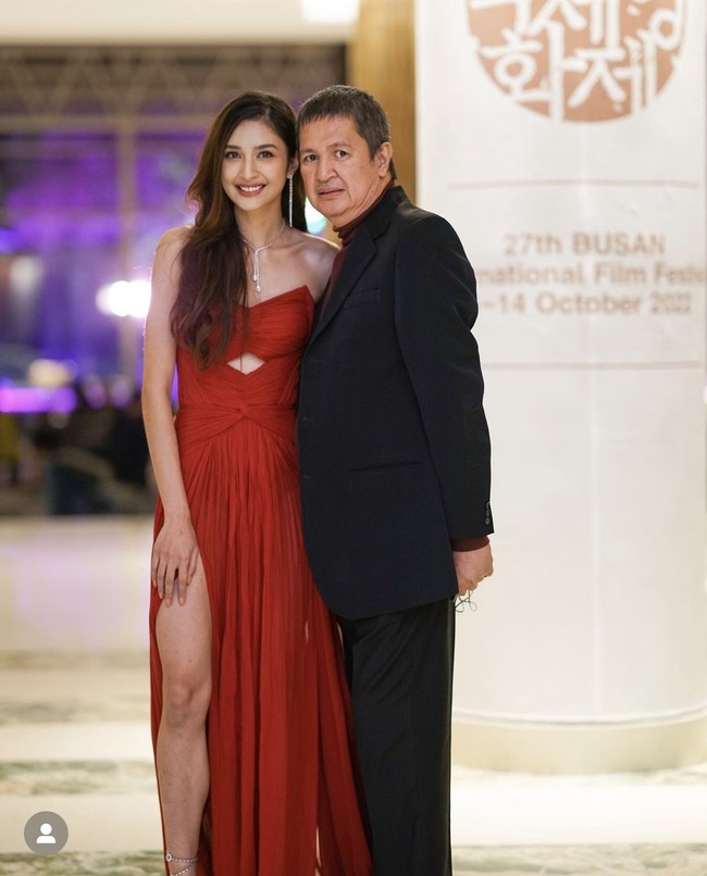 Dalam kesempatan itu, hadir pula ayah Mikha, Michael Tambayong yang terbang ke Korea Selatan untuk memberikan dukungan. Foto: Instagram