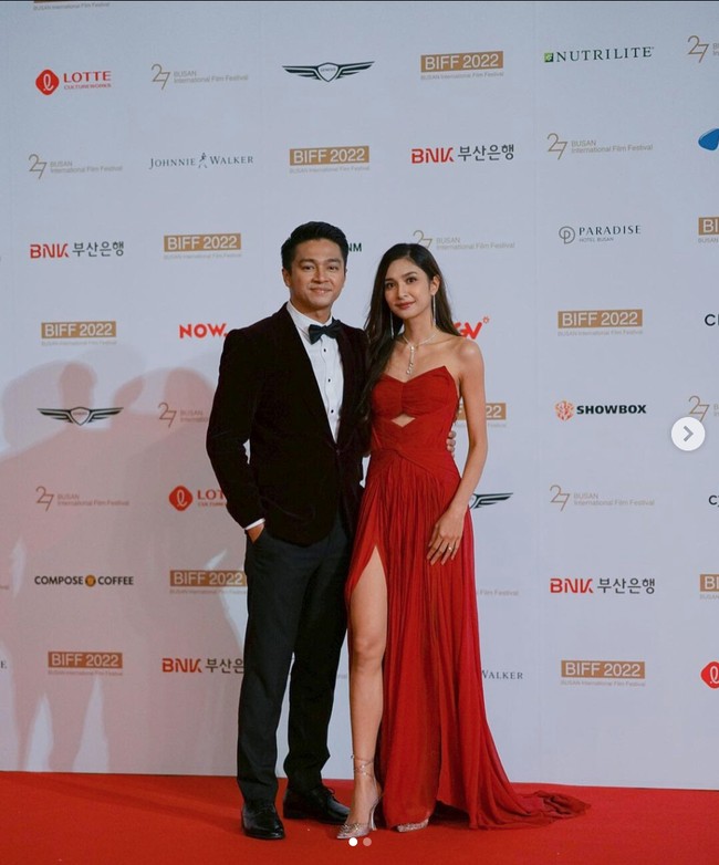 Keduanya tampil memukau di red carpet dalam balutan busana rancangan desainer Indonesia, yang terinspirasi dengan kisah dan karakter series Teluh Darah. Foto: Instagram