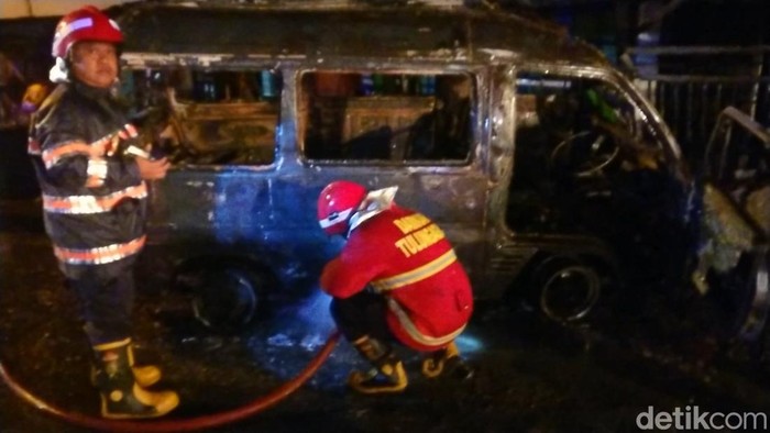 mobil terbakar di tulungagung