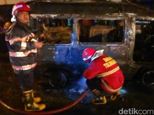 Suzuki Carry Terbakar di Tulungagung, Dua Orang Terluka Bakar