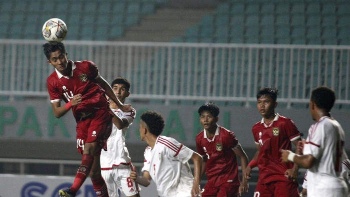Pesepak bola Timnas U-17 Indonesia Arkhan Kaka Putra (tengah) melakukan selebrasi setelah mencetak gol ke gawang Timnas U-17 Uni Emirat Arab dalam laga kualifikasi Grup B Piala Asia U-17 2023 di Stadion Pakansari, Kabupaten Bogor, Jawa Barat, Rabu (5/10/2022). Indonesia menang dengan skor 3-2. ANTARA FOTO/Yulius Satria Wijaya/aww.