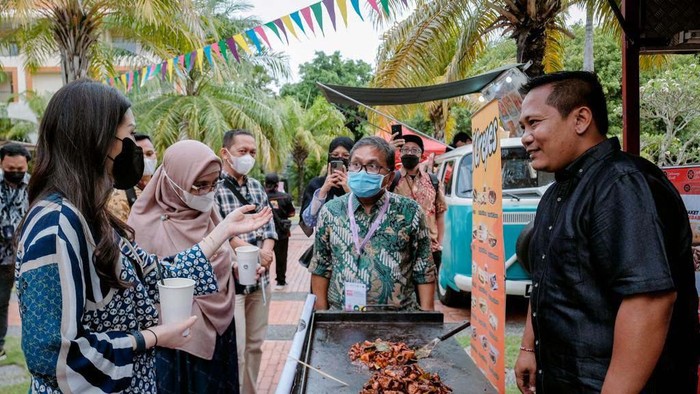 Wakil Menteri Pariwisata dan Ekonomi Kreatif Angela Tanoesoedibjo mencicipi sajian Food Truck di Bali. Begini momennya.