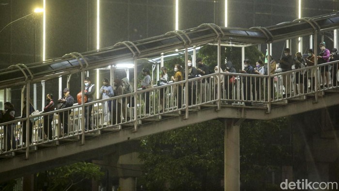 Nah Loh! Calon Penumpang Bus TransJ Ikutan 'Macet' Macet Jakarta disejumlah titik membuat para calon penumpang Bus TransJakarta juga ikutan 'macet'. Antrean terlihat mengular panjang.