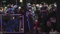 Padatnya antrean memuat halte-JPO tersebut dipenuhi para calon penumpang bus TransJakarta.