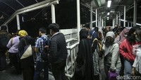 Antrean bahkan sampai mengular panjang.