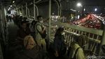 Nah Loh! Calon Penumpang Bus TransJ Ikutan Macet