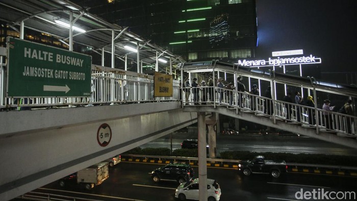 Nah Loh! Calon Penumpang Bus TransJ Ikutan 'Macet' Macet Jakarta disejumlah titik membuat para calon penumpang Bus TransJakarta juga ikutan 'macet'. Antrean terlihat mengular panjang.