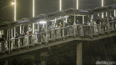 Nah Loh! Calon Penumpang Bus TransJ Ikutan Macet