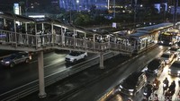 Begini suasana antrean calon penumpang Bus TransJakarta yang mengular panjang di Halte Gatot Subroto, Jakarta, Kamis (7/10/2022).