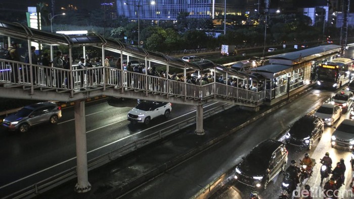 Nah Loh! Calon Penumpang Bus TransJ Ikutan 'Macet' Macet Jakarta disejumlah titik membuat para calon penumpang Bus TransJakarta juga ikutan 'macet'. Antrean terlihat mengular panjang.