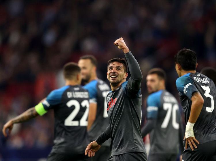 Mari Angkat Topi buat Napoli