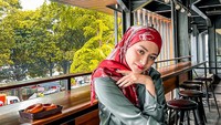 Setelah bercerai dengan Sule, Nathalie dikabarkan sedang dekat dengan Frans Faisal. Pria itu adalah kakak dari Fuji dan Fadly Faisal. Foto: Instagram & YouTube Nathalie Holscher